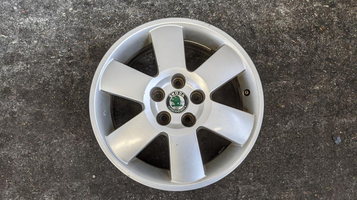 Skoda Fabia 6Y Satz Alufelgen Aluräder Alurad Leichtmetallfelgen 6Jx15H2 ET 43