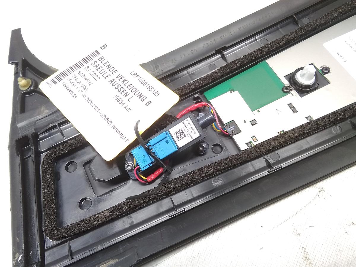 Tesla Model Y original Glasabdeckung Blende B S&auml;ule links mit Kamera 149424000A
