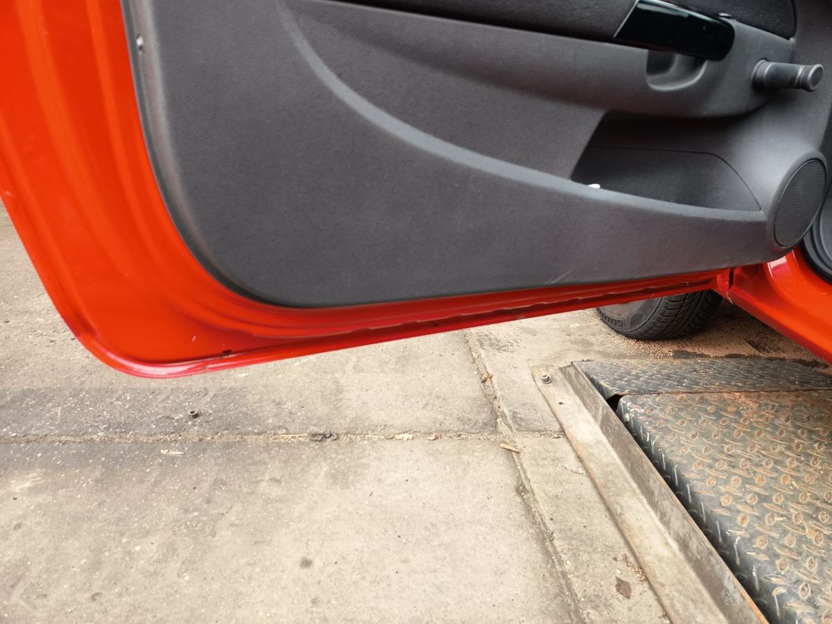 Opel Corsa D original T&uuml;r links Fahrert&uuml;r Z547 Magmarot Baujahr 2009