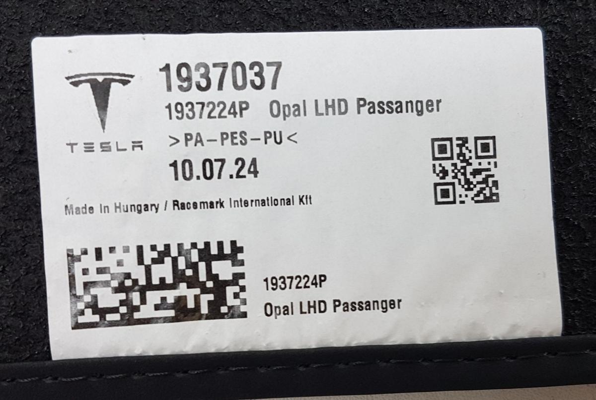 Tesla Model Y original Fu&szlig;mattensatz Textil Teppich Bj2025 NEUWERTIG