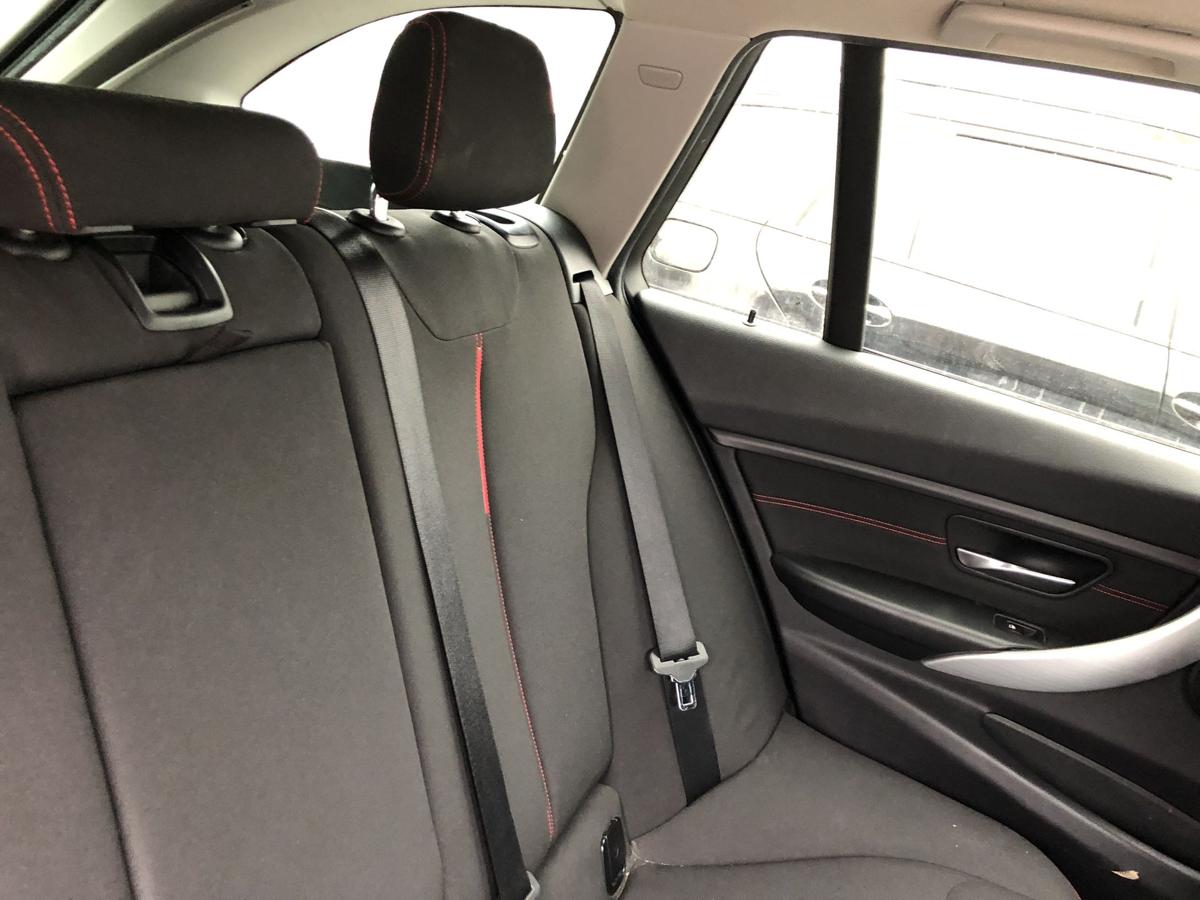 BMW 3er F31 Kombi Sportline Sitzbank R&uuml;cksitzbank R&uuml;ckbank R&uuml;cksitz roten N&auml;hte