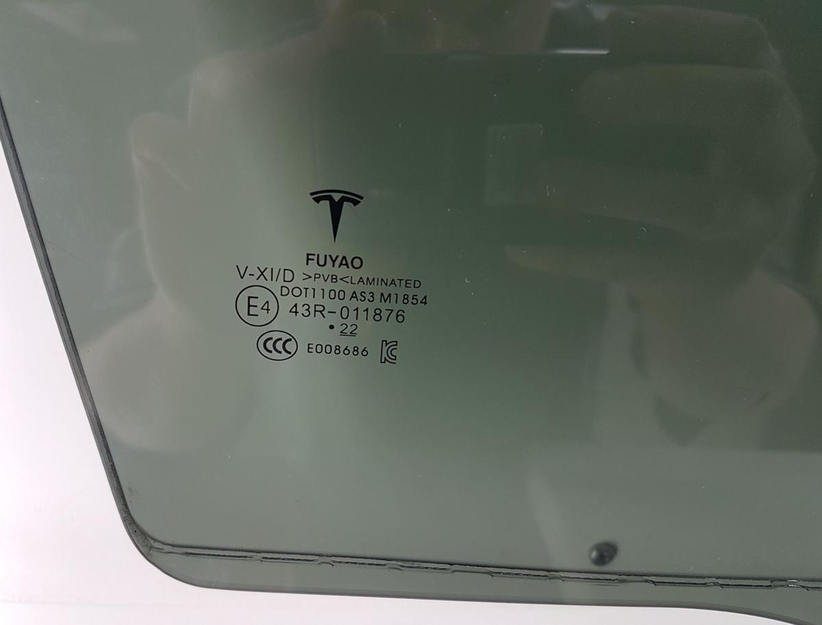 Tesla Model Y T&uuml;rscheibe hinten rechts abgedunkelt VSG Verbundglas Bj2022