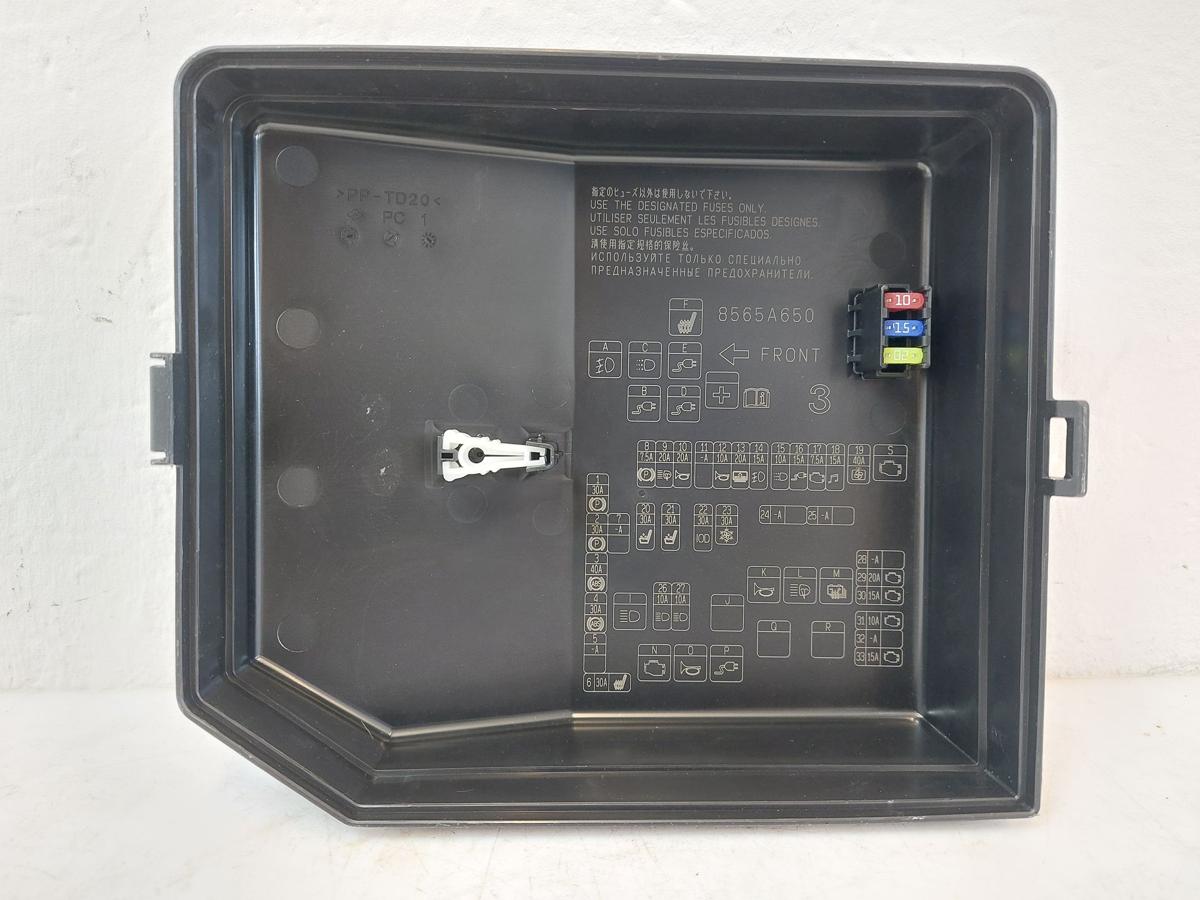 Mitsubishi Eclipse Cross GK0 ab21 Deckel Abdeckung Sicherungskasten Fahrerseite