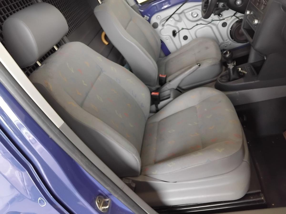 VW Caddy 2K orig Sitz vorn rechts Beifahrersitz Stoff hellgrau mit Muster BJ2009