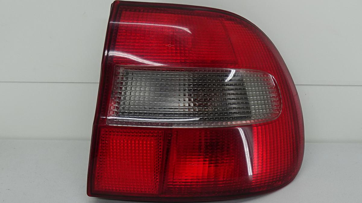 Volvo V40 Kombi BJ2000 Rückleuchte Rücklicht außen rechts 30801925 Modell bis 2000