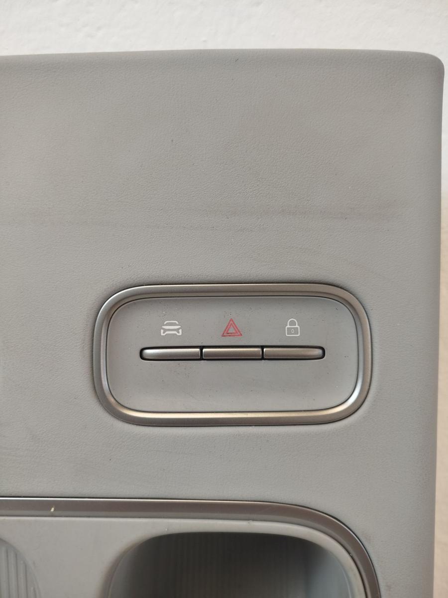 NIO EL6 Elektro SUV Becherhalter vorn mit Induktivladeschale Getr&auml;nkehalter