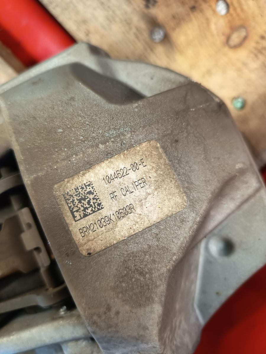 Tesla Model 3 Bremssattel vorne rechts 104462200E Baujahr 2021