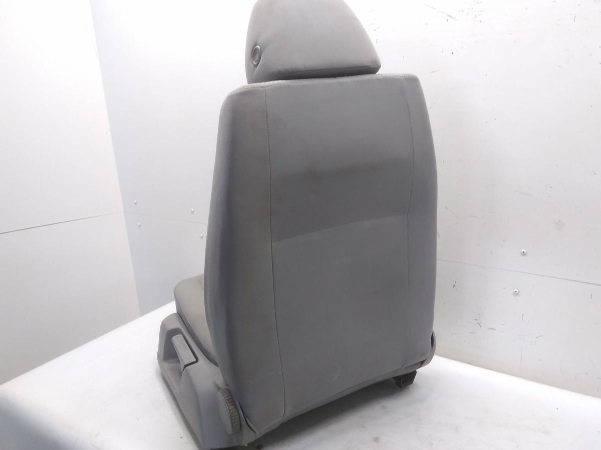 VW Passat 3C B6 Sitz vorn links Fahrersitz beheizt Stoff hellgrau Bj.2009