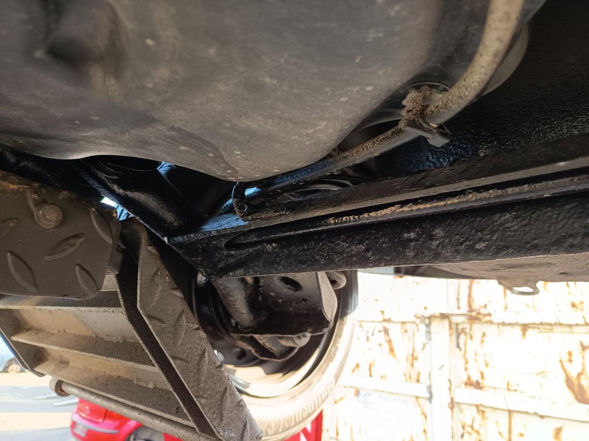 Renault Twingo II original Hinterachse Tr&auml;ger trommelgebremst 1,2l 43kW Bj 2009