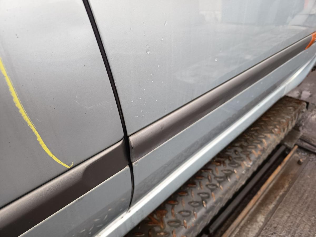 Renault Laguna II original T&uuml;r vorn rechts Beifahrer B64 Granitsilber Bj 2001