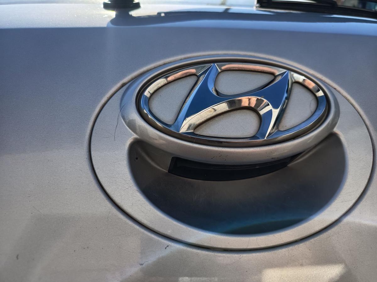 Hyundai i20 original Heckklappe mit Scheibe Deckel hinten FG Sleek silver Bj2011
