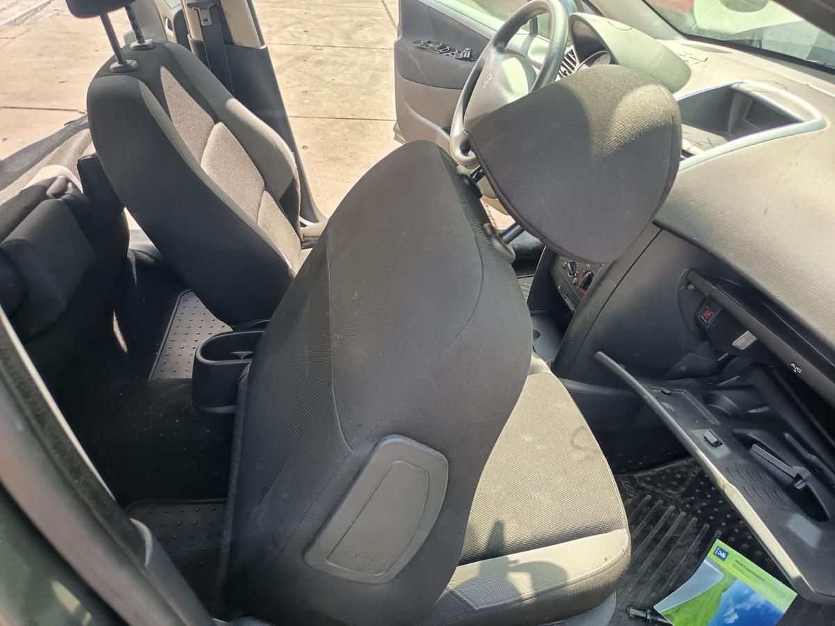 Peugeot 207 original Sitz vorn rechts Beifahrer Stoff 5t&uuml;rer grau/schwarz Bj2009