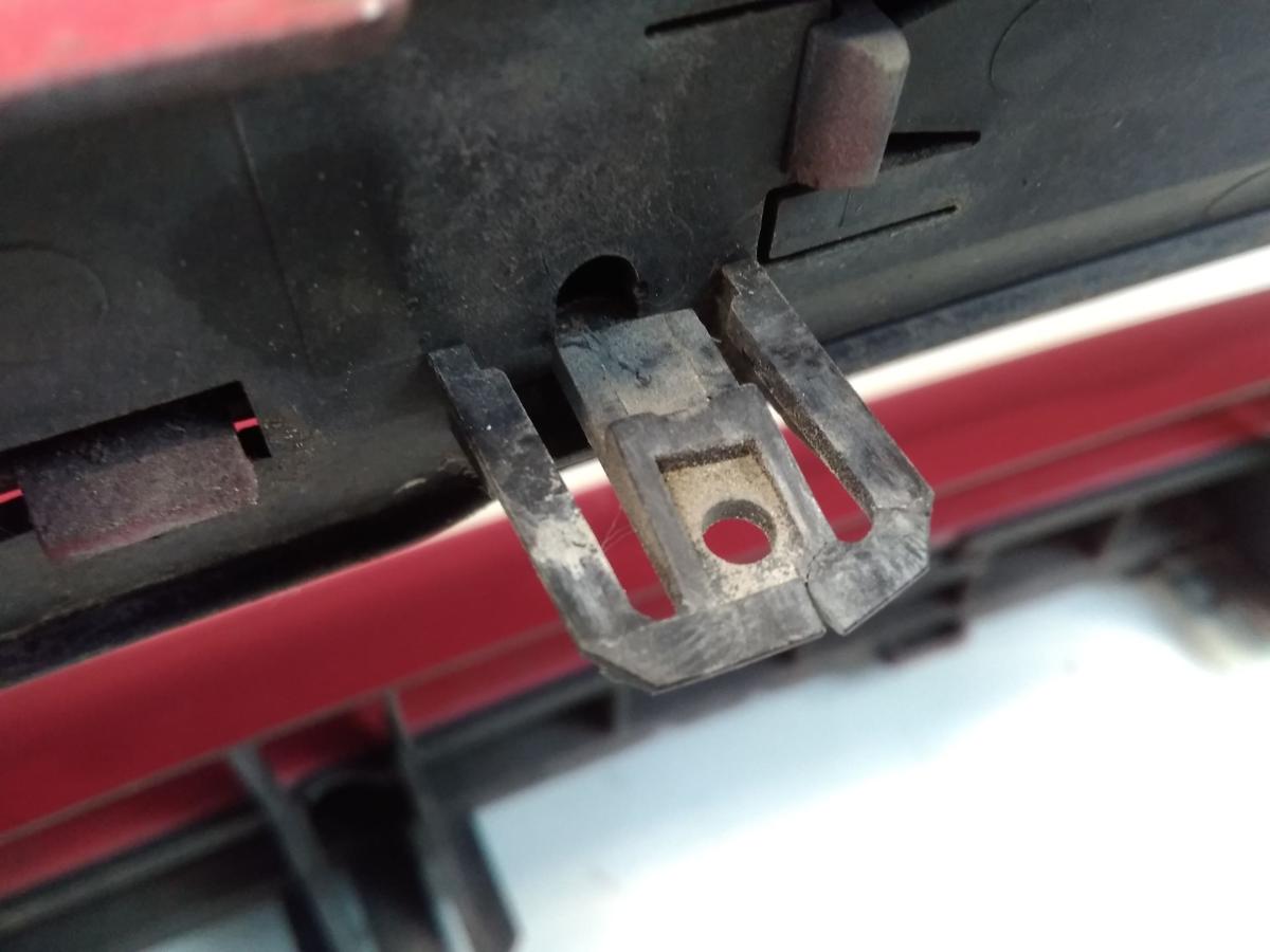 VW Vento original K&uuml;hlergrill mit Grillleiste LY3D Tornadorot BJ1993