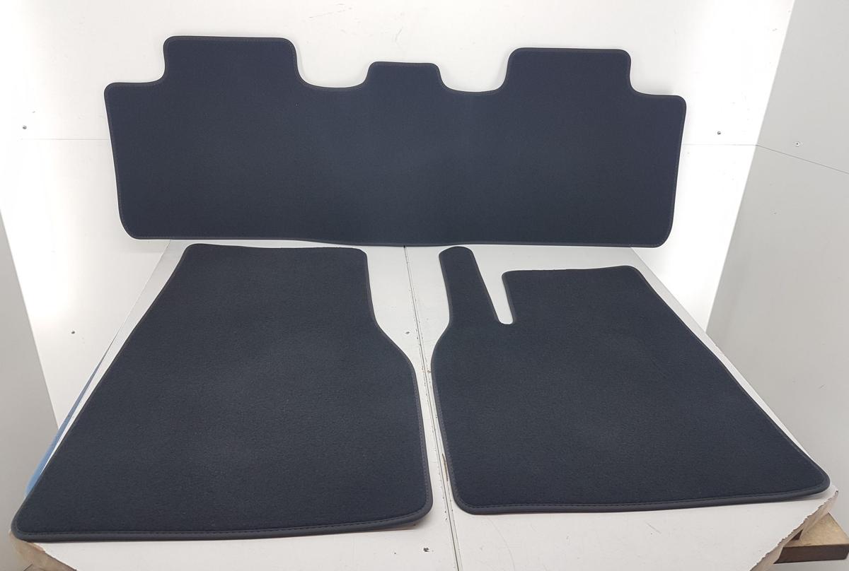 Tesla Model Y original Fu&szlig;mattensatz Textil Teppich Bj2022 NEUWERTIG