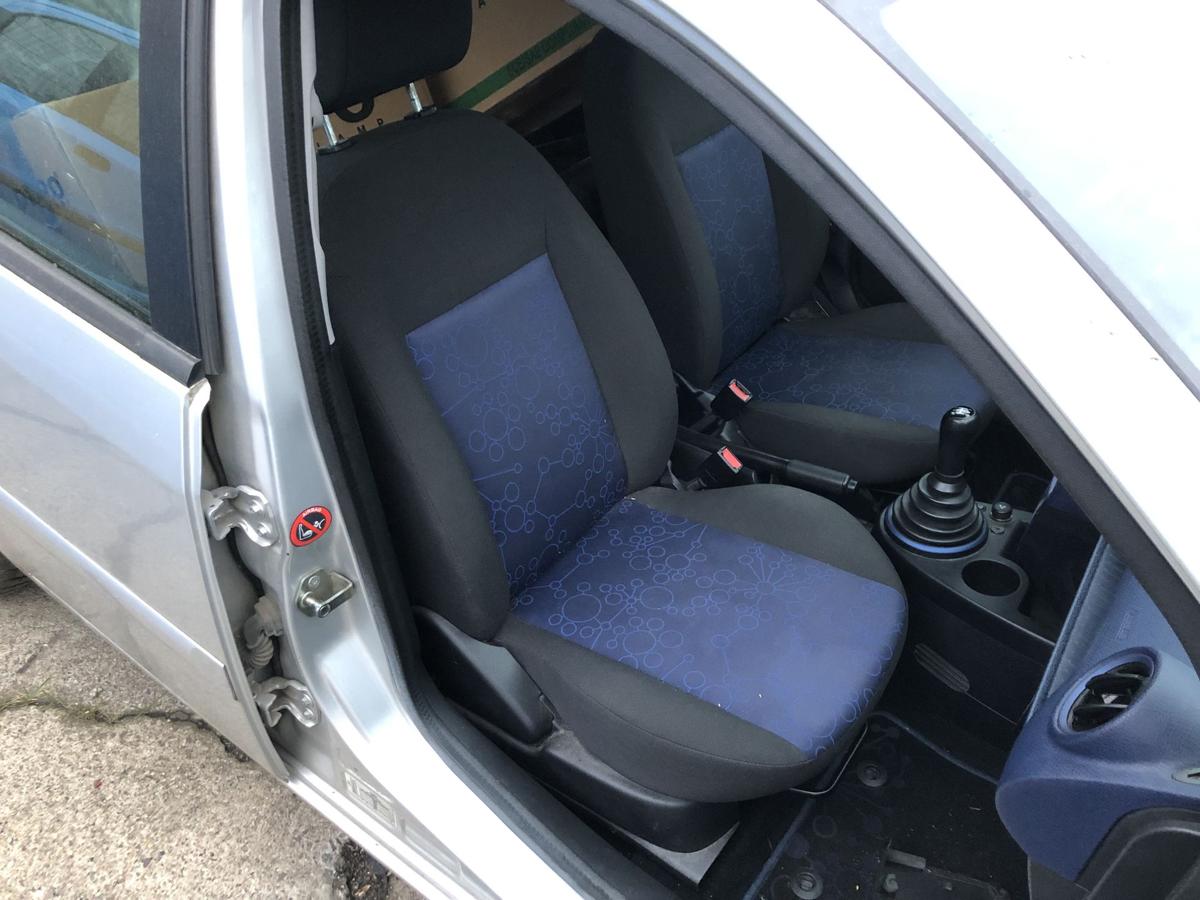 Ford Fiesta JD3 JH1 ab05 Sitz vorne rechts Beifahrersitz 5t&uuml;rer Stoffbezug