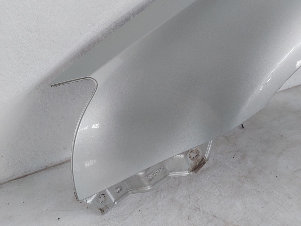 Toyota Avensis T25 Kotflügel Fender Seitenwand vorn links 1C0 Radiant Silver Met