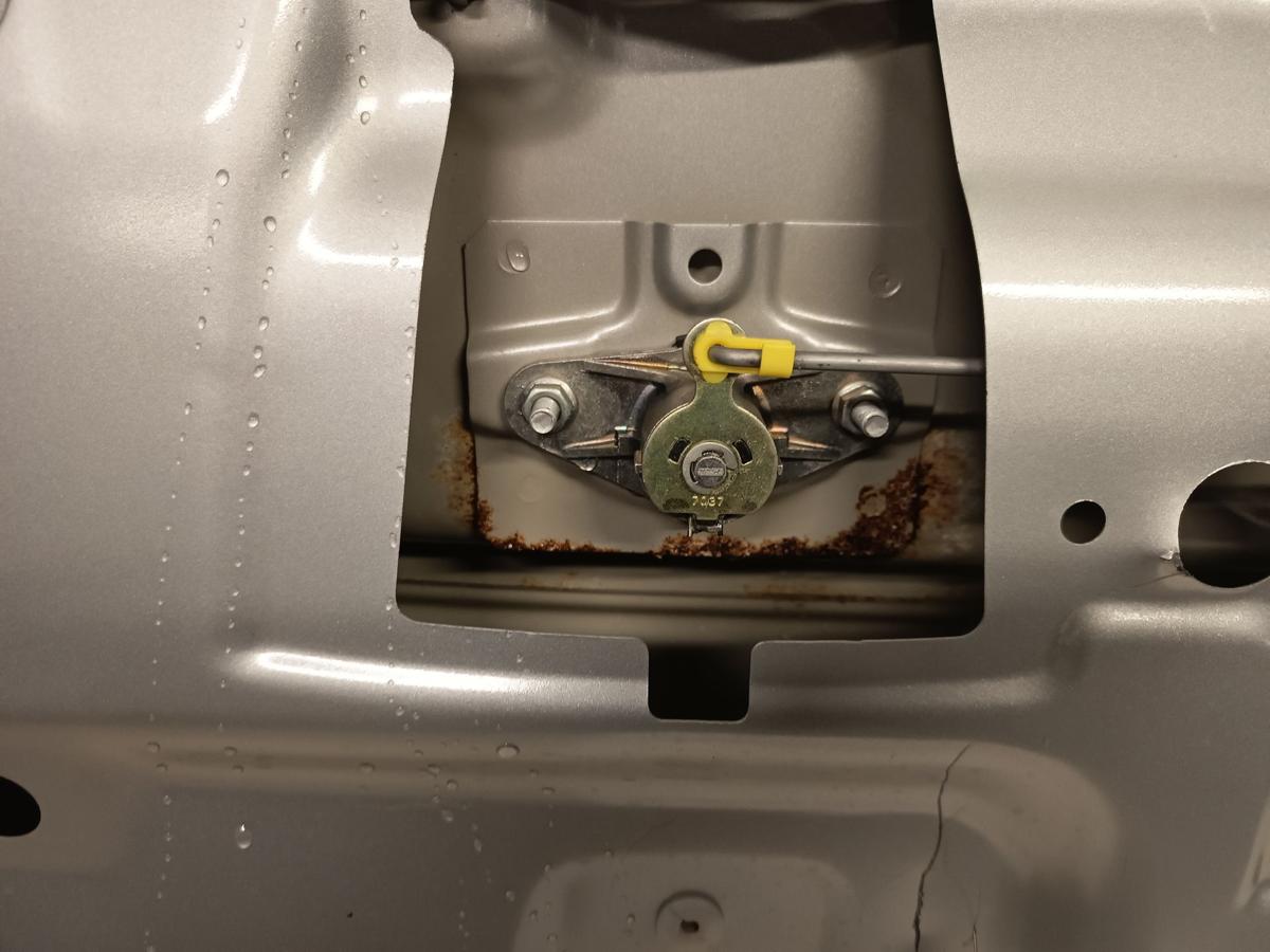 Suzuki Liana original Heckklappe mit Scheibe und Spoiler Z2S Quicksilver Bj 2007