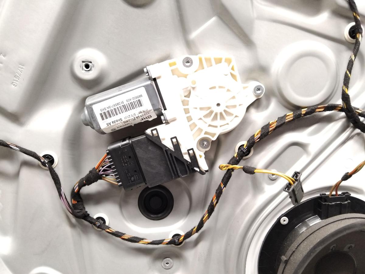 Skoda Octavia 2 1Z Limo Facelift T&uuml;r hinten links candyweiss LF9E Bj.2012