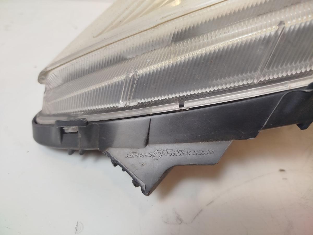 Toyota Yaris XP9 Hauptscheinwerfer Frontscheinwerfer vorn links Frankreich TEXT