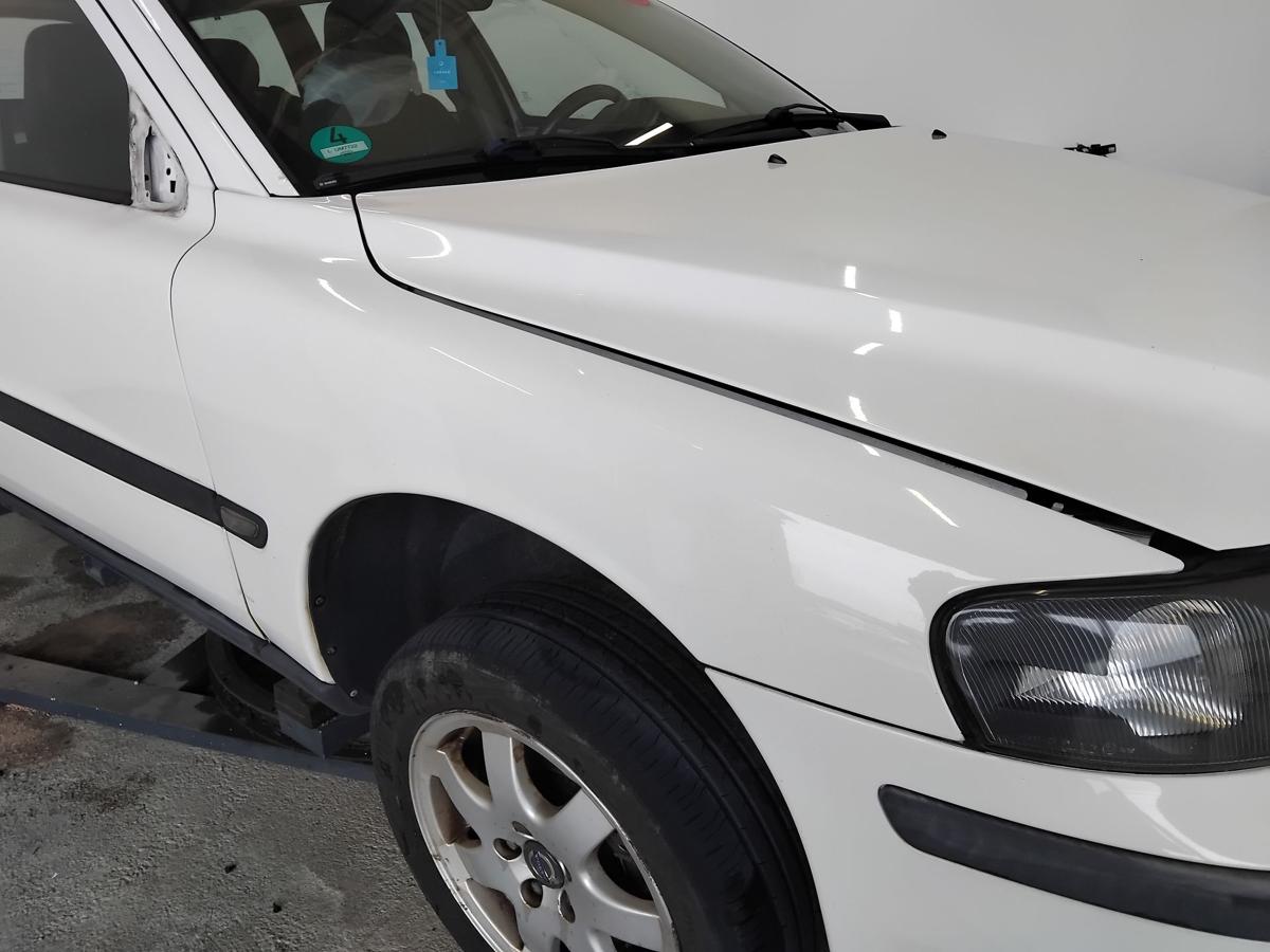 Volvo V70 II original Kotfl&uuml;gel vorn rechts weiss White Solid BJ2002