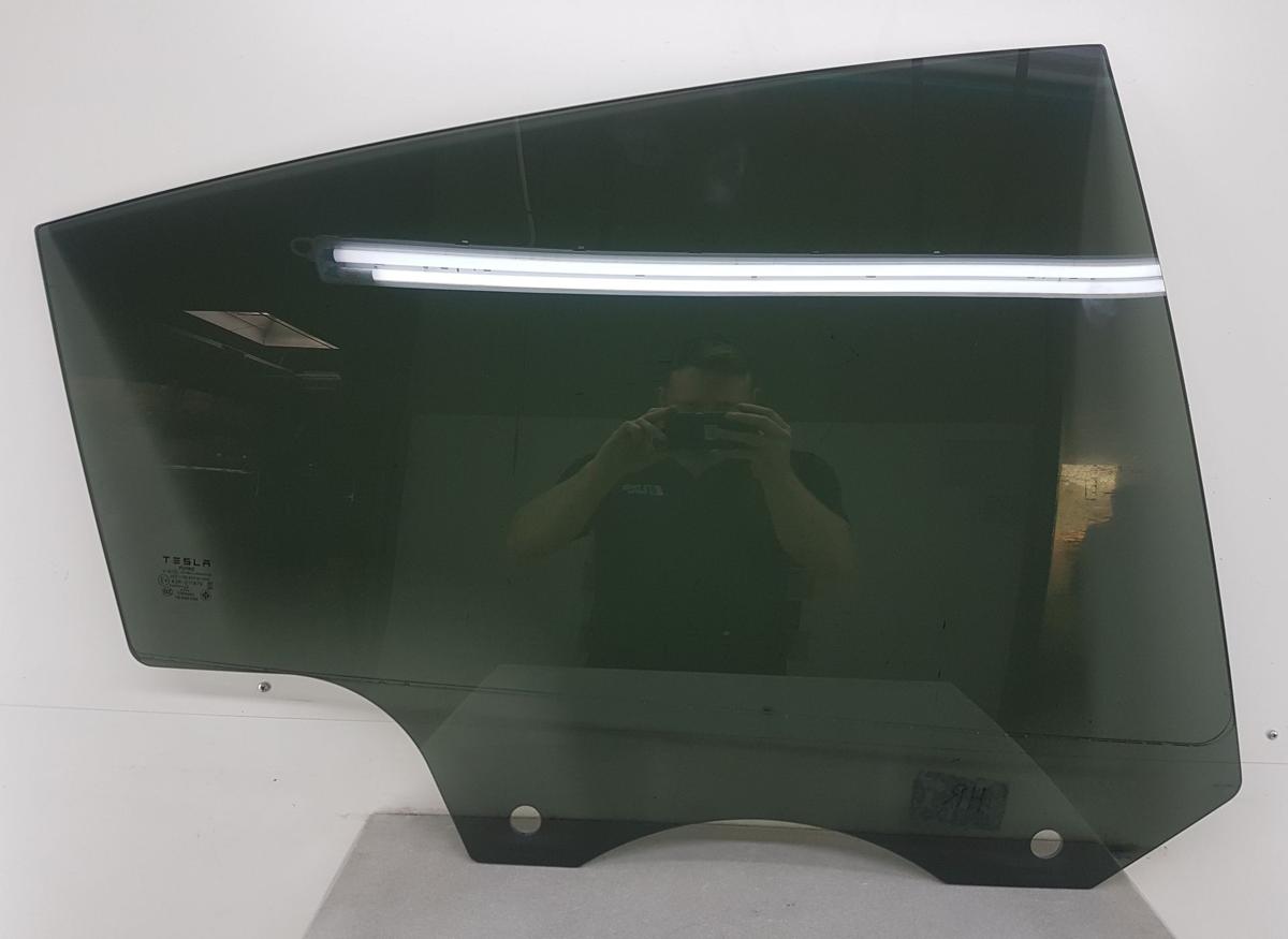 Tesla Model Y T&uuml;rscheibe hinten rechts abgedunkelt VSG Verbundglas Bj2025