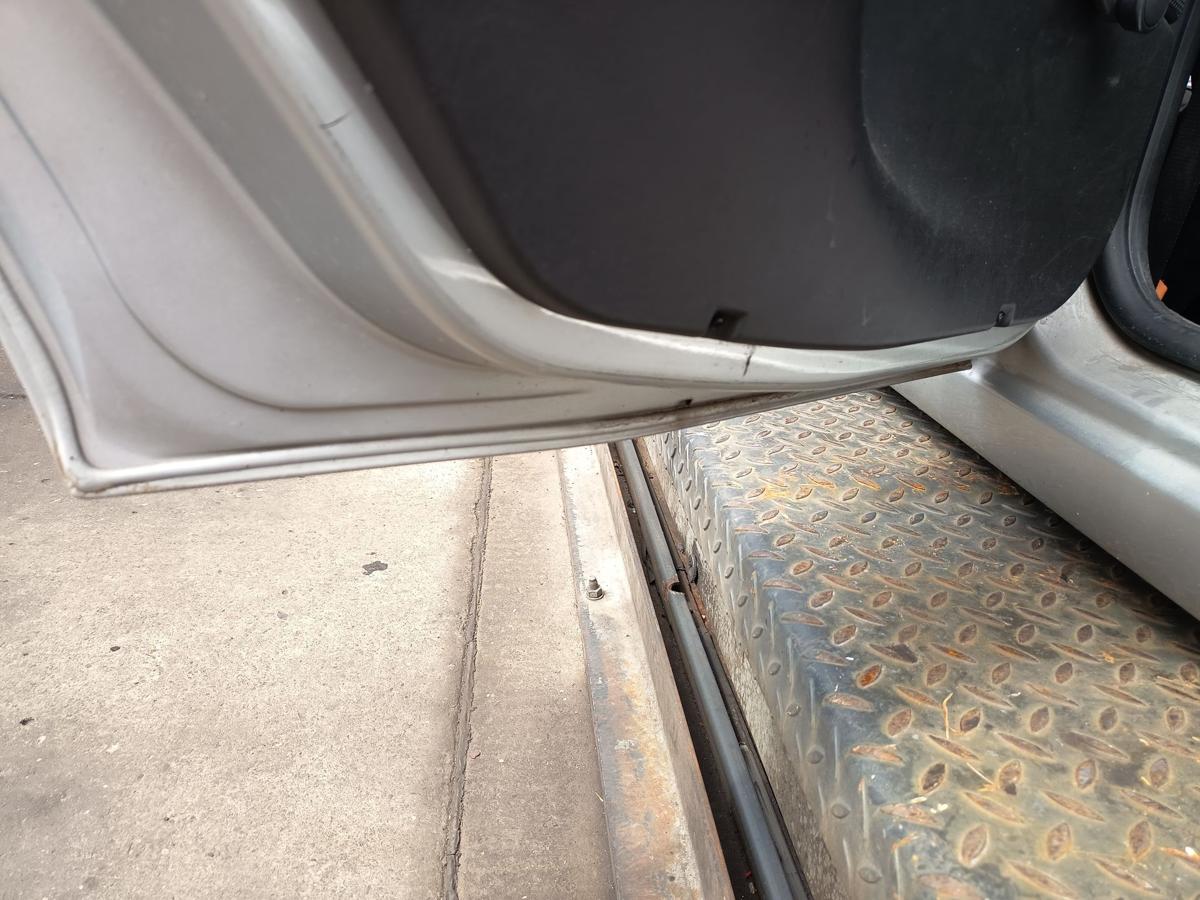 Ford Focus DAW original Roht&uuml;r T&uuml;r hinten links Polar Silber 5 T&uuml;rer Baujahr 03