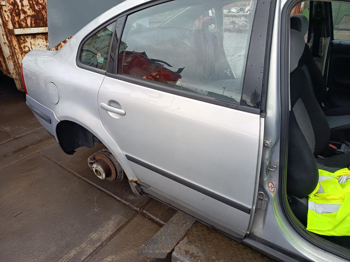 VW Passat 3B Limo original T&uuml;r hinten rechts Fond B7Z Satinsilber Bj 1997