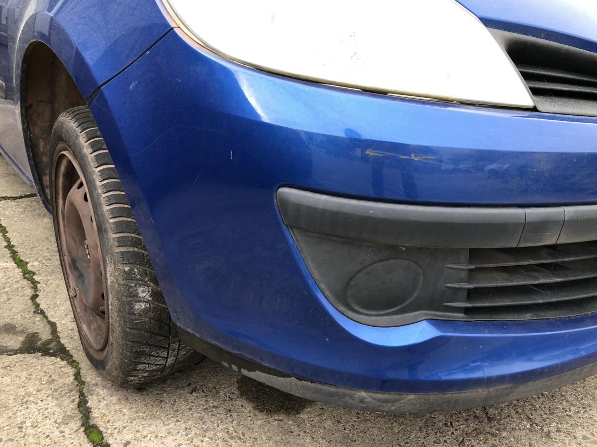 Renault Clio 3 Typ BR Sto&szlig;f&auml;nger vorn Frontsch&uuml;rze Besch&auml;digt TERNA Blue