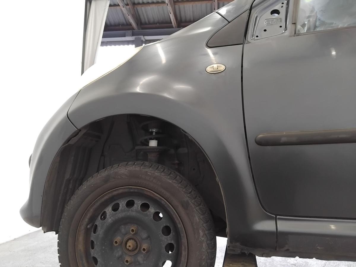 Peugeot 107 original Kotfl&uuml;gel vorn links KTA dark grey mica BJ2009