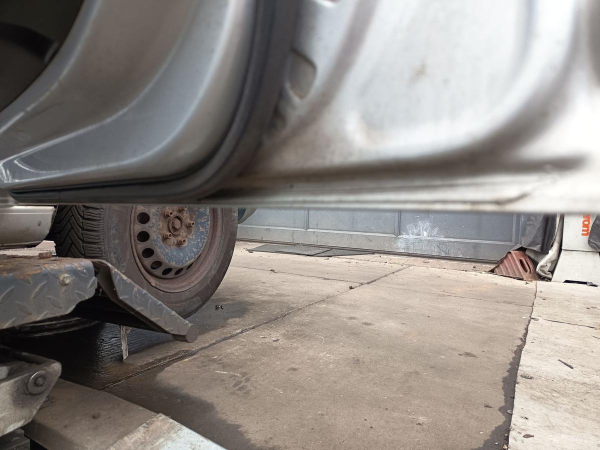 VW Touran 1T orig Tür vorn rechts Beifahrertür LA7W Silber Bj 2004