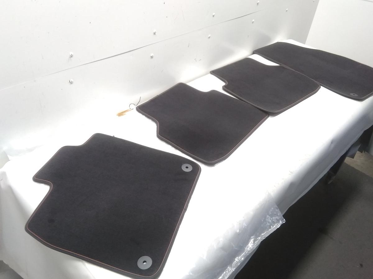 Skoda Enyaq iV 80X original Satz Fussmatten neuwertig