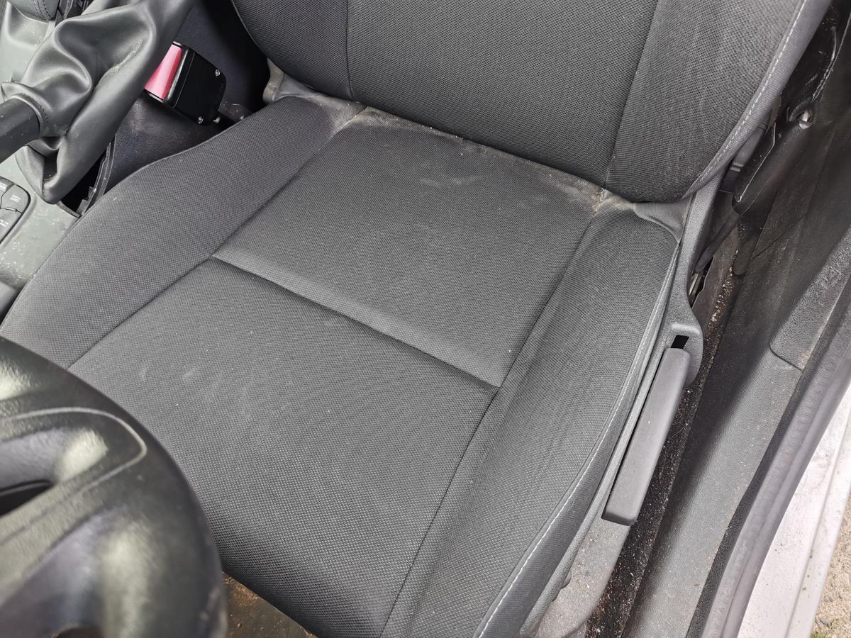 Renault Megane III KZ Kombi Fahrersitz Sitz Autositz vorn links Stoff SHZ