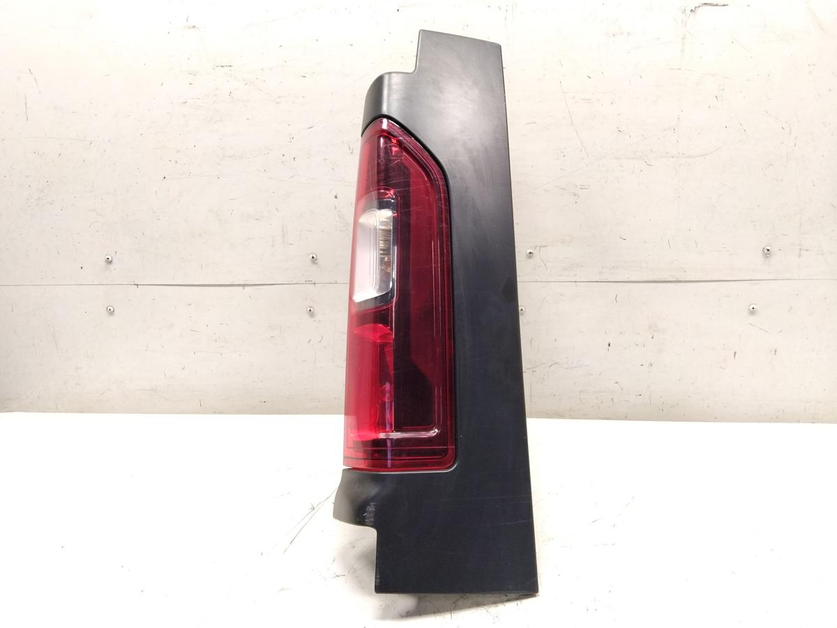 Renault Trafic 3 Kasten original Rückleuchte Heckleuchte rechts Bj.2021