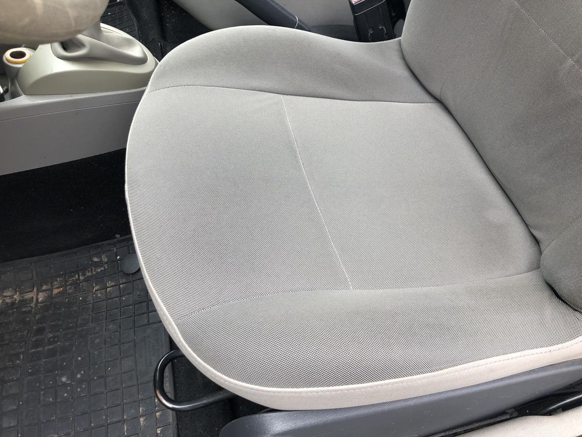 Renault Twingo 2 II Sitz vorn links Fahrersitz Stoff Autositz Stoffsitz
