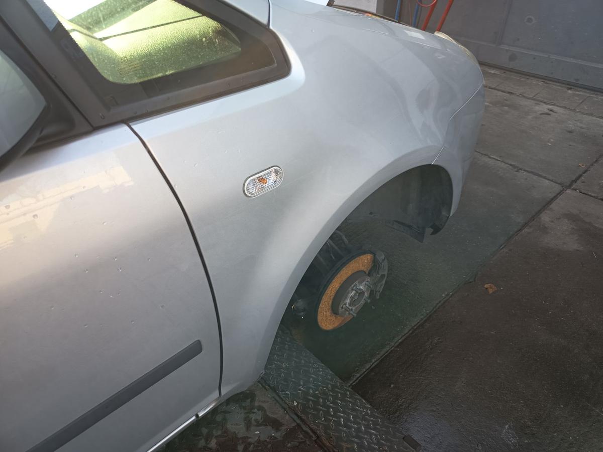 Ford Focus C-Max original Kotfl&uuml;gel rechts Seitenteil Polarsilber Bj 2006