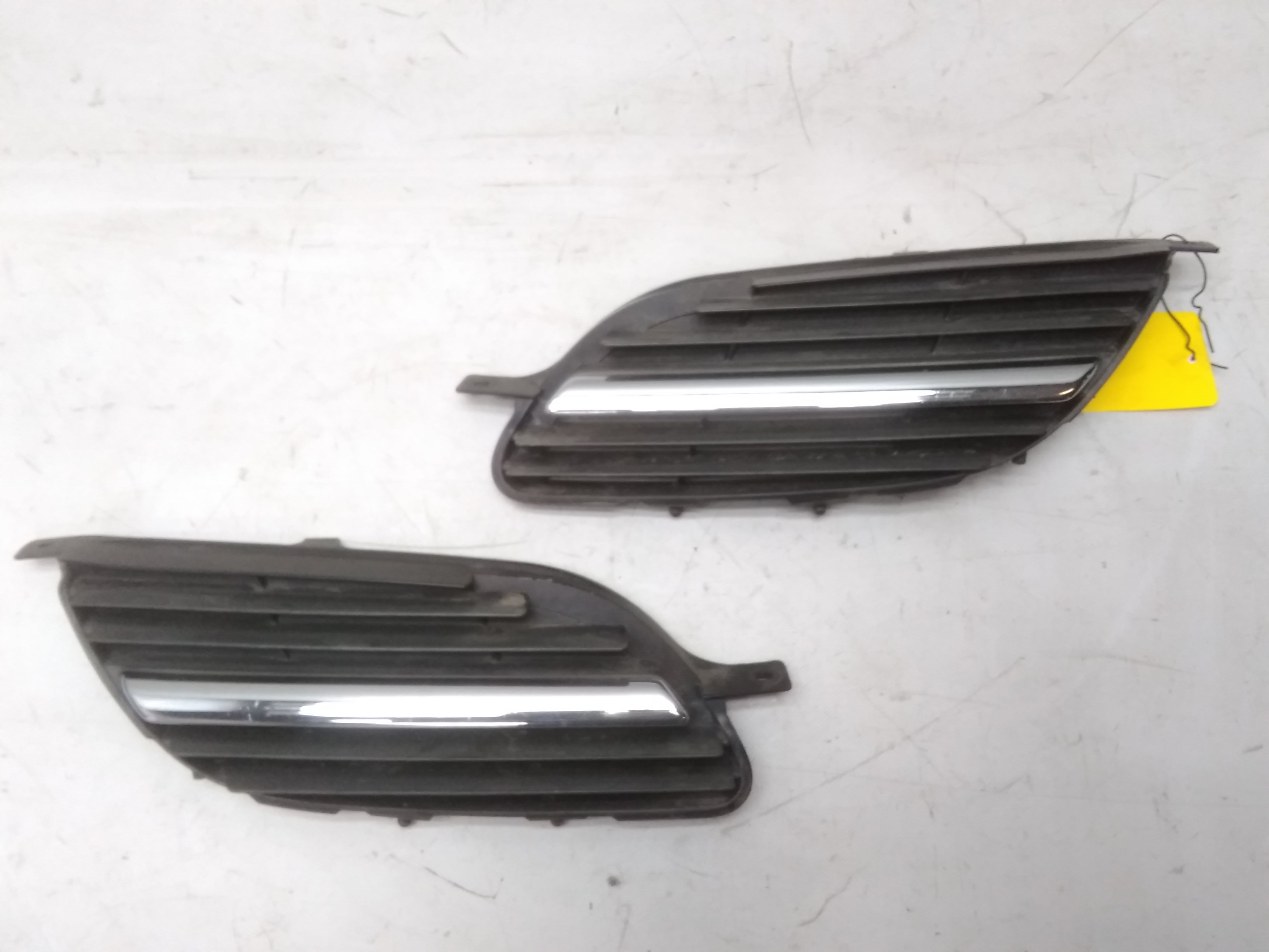 Nissan Almera Tino Grill links und rechts original BJ2003