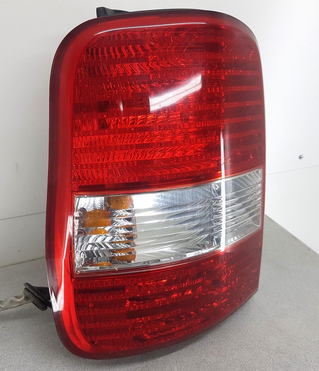 Kia Carnival Rückleuchte Rücklicht links in rot weiss Bj2005 Modell ab2002