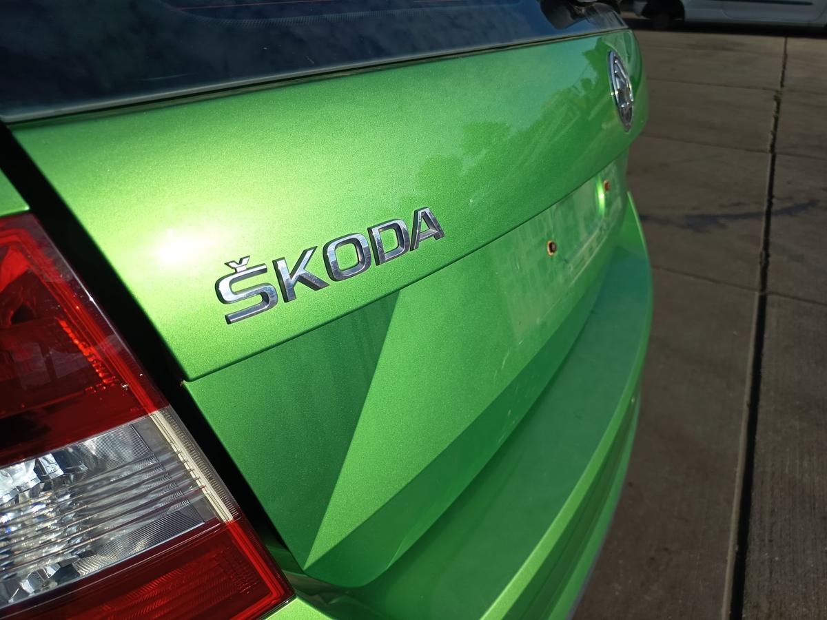 Skoda Rapid Spaceback original Heckklappe mit Scheibe F6Z Rallye gr&uuml;n Bj 2015