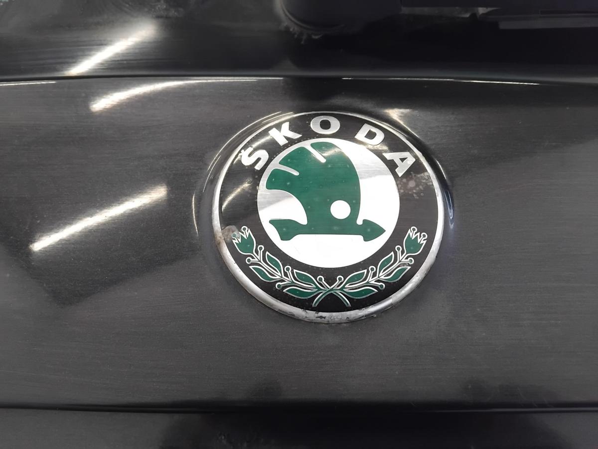 Skoda Roomster 5J Heckklappe LF9R Blackmagicmetallic mit Heckscheibe BJ2008