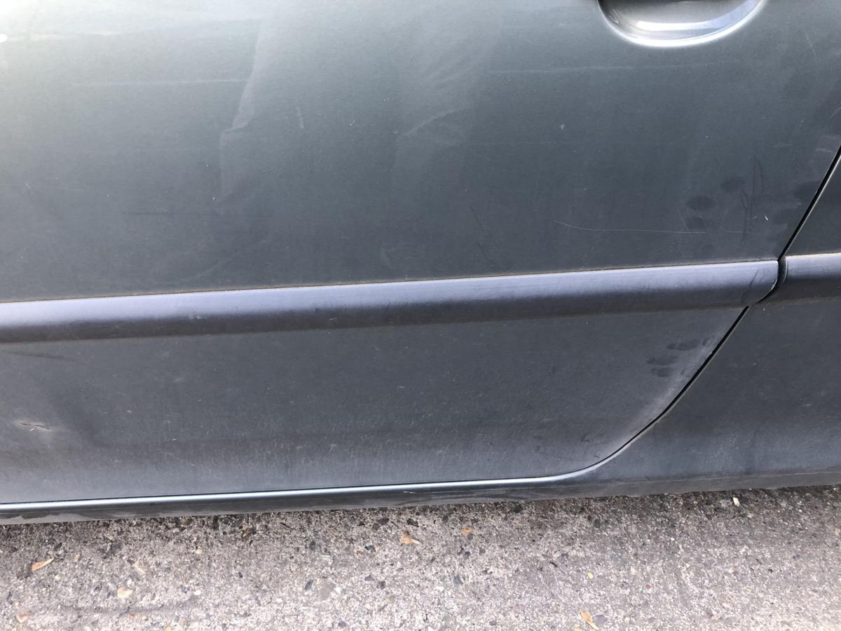 VW Golf 5 V 1K T&uuml;r vorn links Fahrert&uuml;r nur f&uuml;r 3 t&uuml;rer LA6Q Sagegreen Dellen