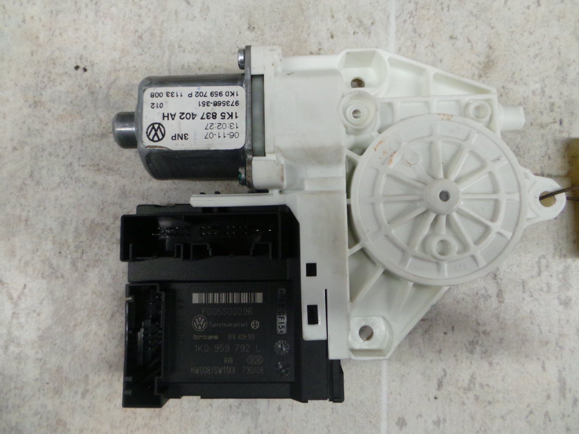 VW Golf 5 (V) Variant 07-09 Fensterhebermotor vorn rechts 1K5837402 Bosch