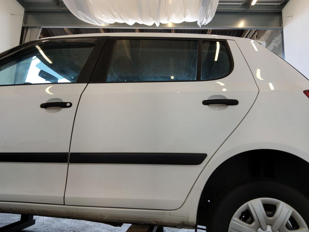 Skoda Fabia 2 Tür hinten links Limo Fließheck candyweiss 1026 BJ2011