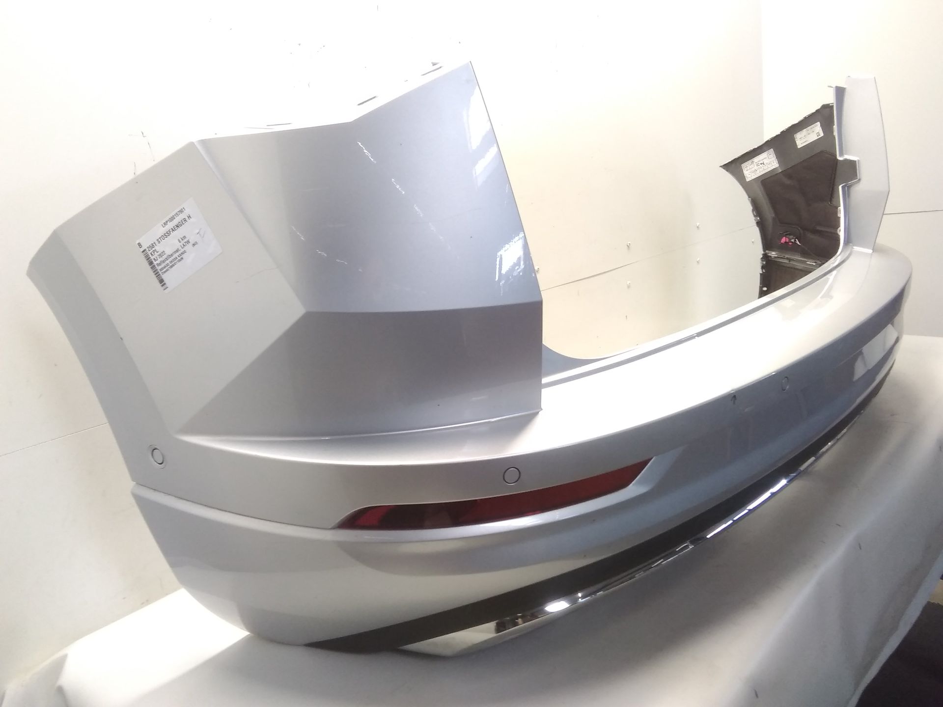 Skoda Karoq original Sto&szlig;stange Stossf&auml;nger hinten Reflexsilbermet. LA7W Facelift