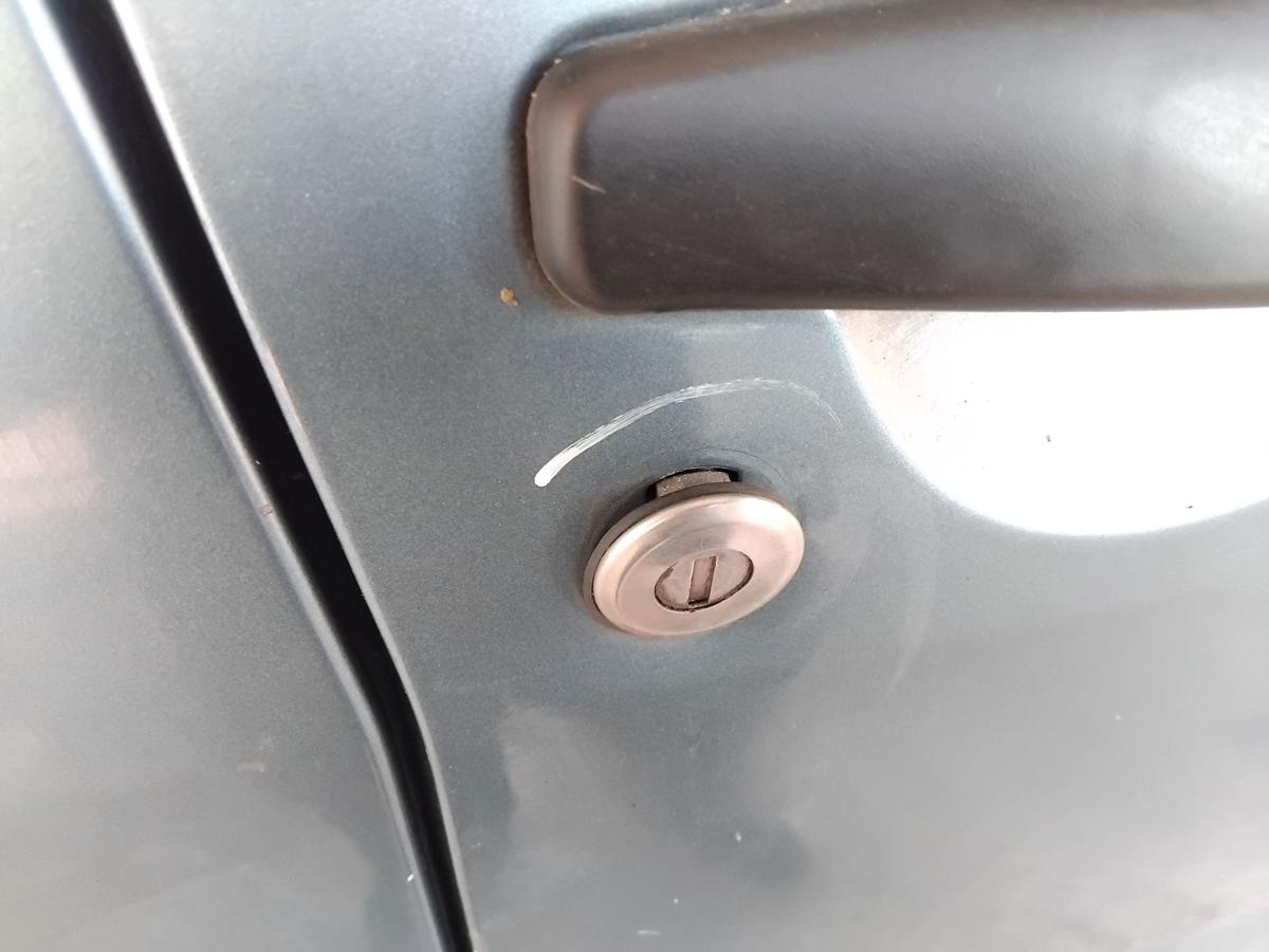 Dacia Sandero 1 Tür vorn rechts Beifahrertür blaumetallic TERNF BJ2009