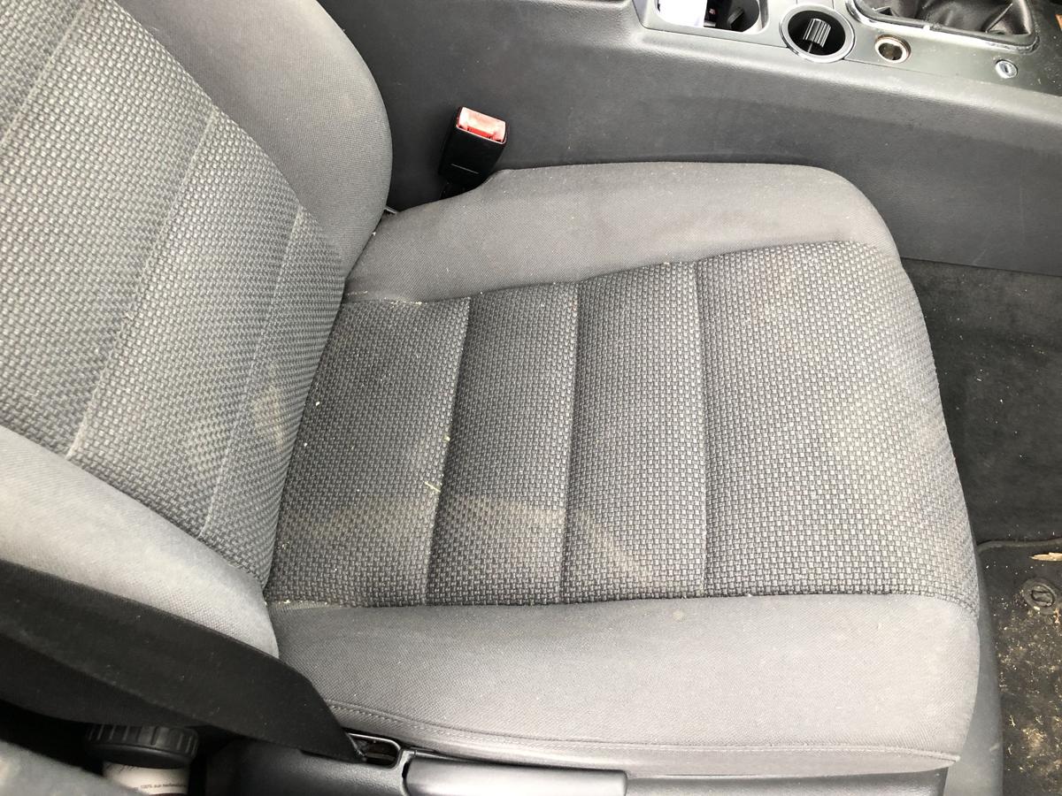 VW Touareg 7L Sitz vorn rechts Beifahrersitz Stoff mit Heizung
