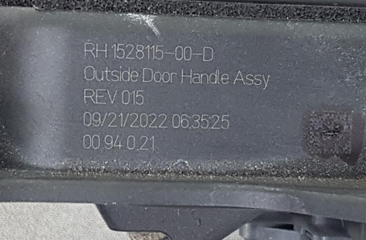 Tesla Model Y T&uuml;rgriff vorn rechts 1528115-00-D Bj22 schwarz passt auch hinten