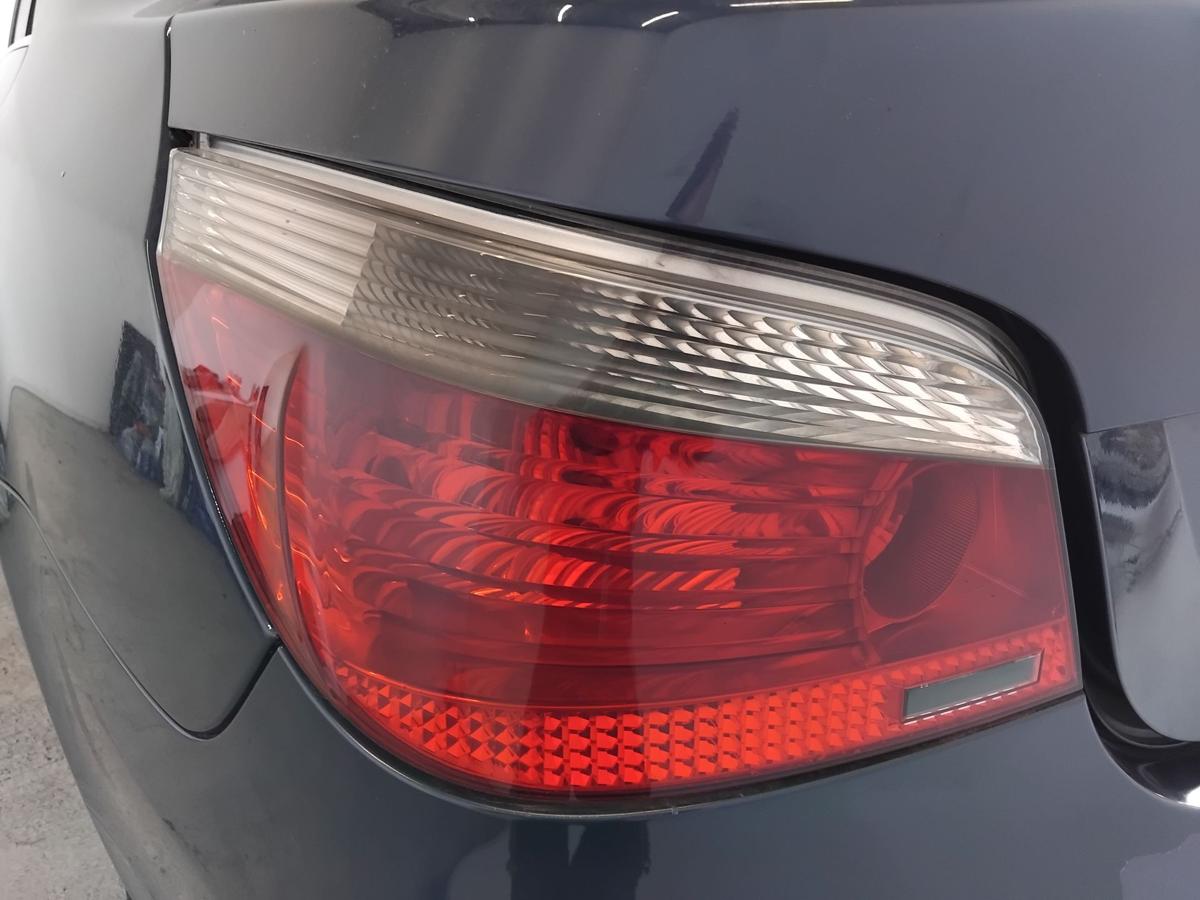 BMW 5er E60 Limousine original R&uuml;ckleuchte Heckleuchte links rot/grau BJ2003