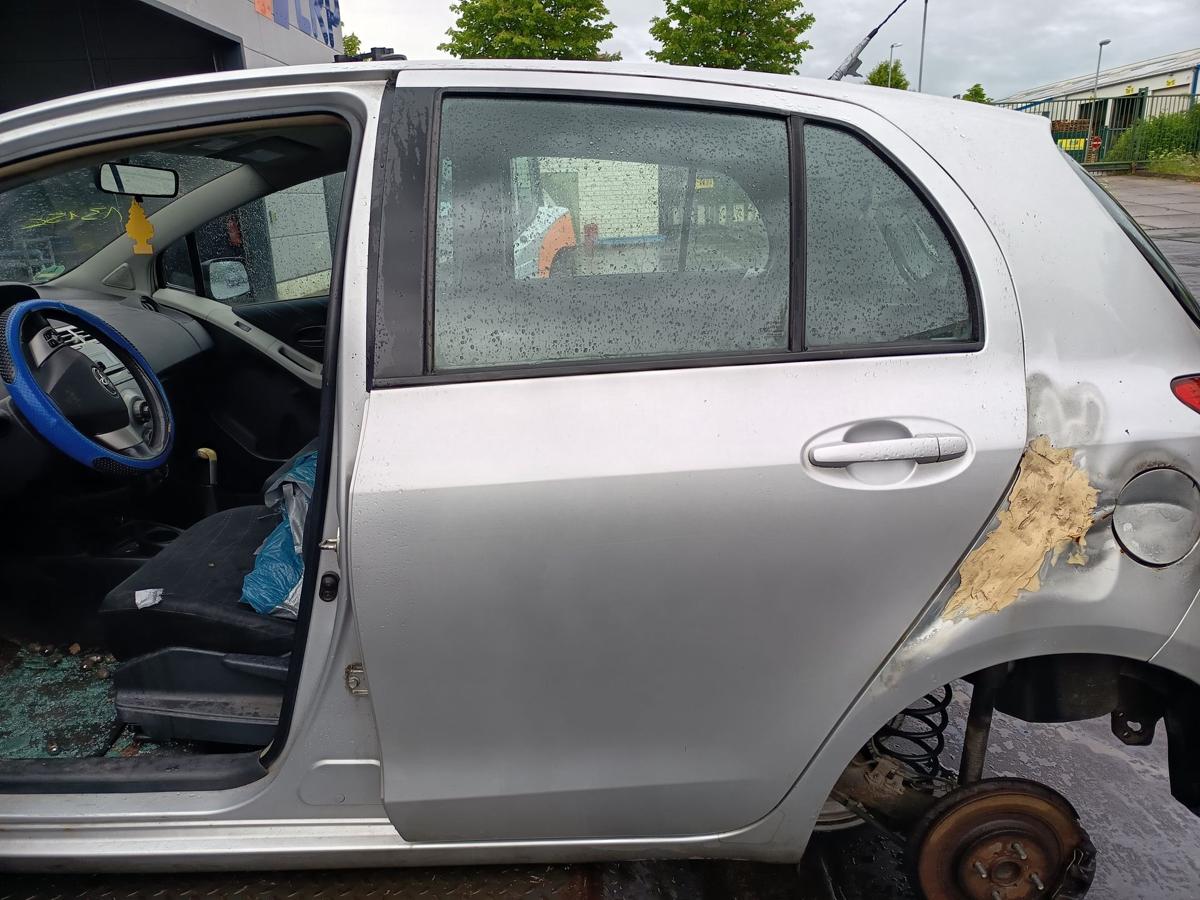 Toyota Yaris XP9 original Tür hinten links Fond 1E7 Silver pearl Bj 2006