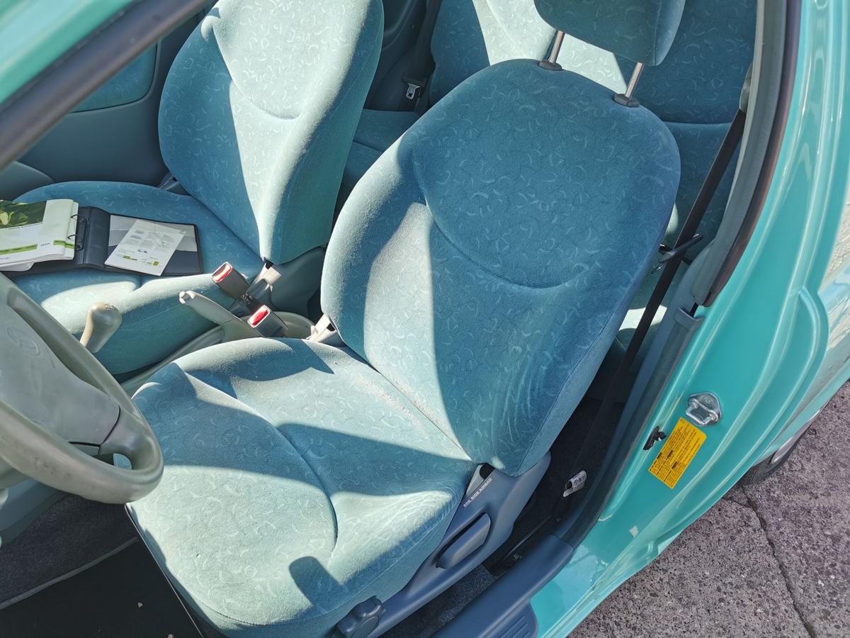 Toyota Yaris XP10 Fahrersitz Sitz Autositz vorn links 3 Türer Velour