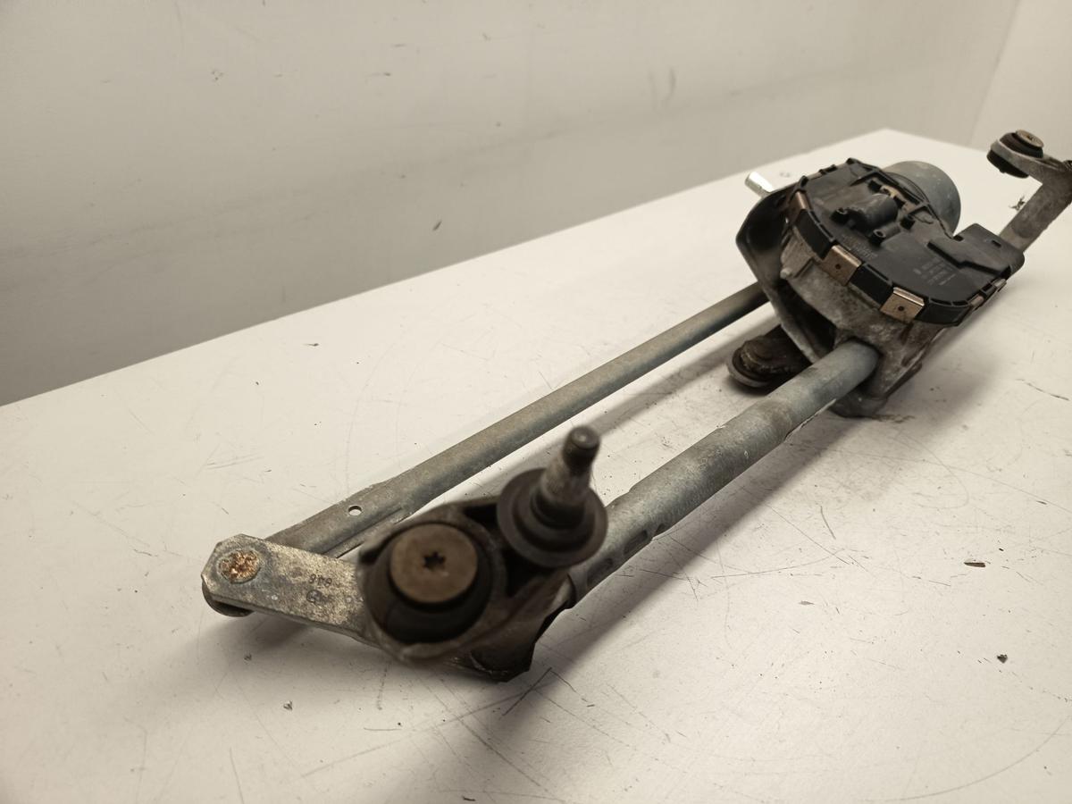 VW Golf VI 6 BJ 2009 original Wischermotor vorn mit Gestänge